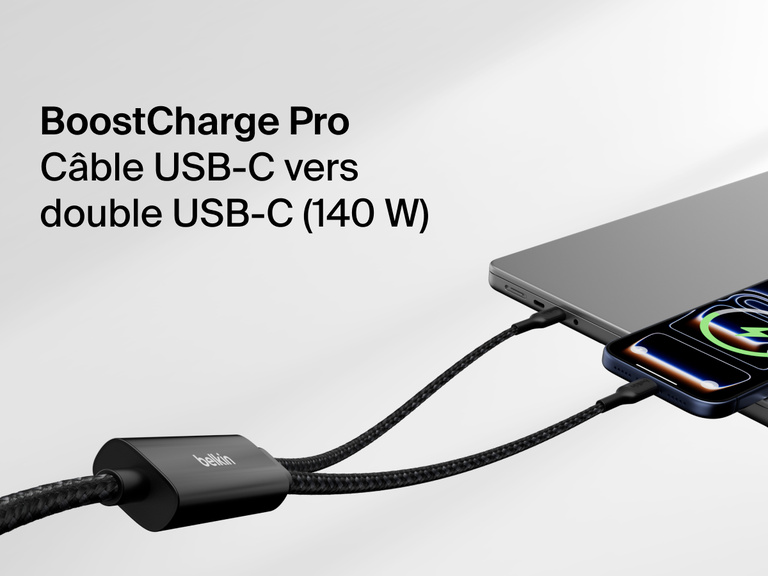 Image du c&acirc;ble &agrave; gaine tress&eacute;e Belkin BoostCharge&nbsp;Pro USB-C vers double USB-C offrant jusqu'&agrave; 140&nbsp;W de recharge rapide et simultan&eacute;e sur un smartphone et un ordinateur portable.